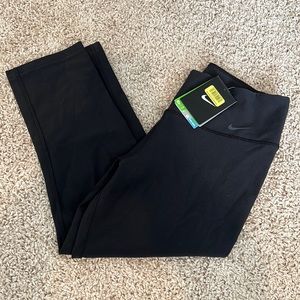NWT NIKE SIZE SMALL BLACK CAPRI LENGTH LEGGINGS
